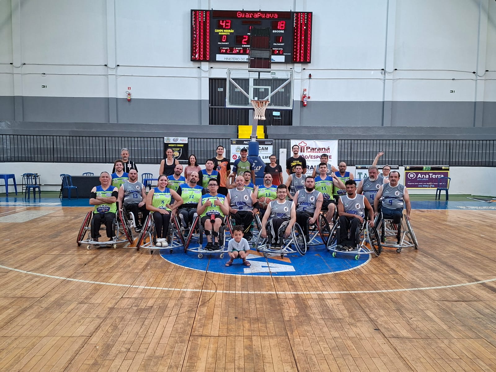 Equipes reunidas em quadra