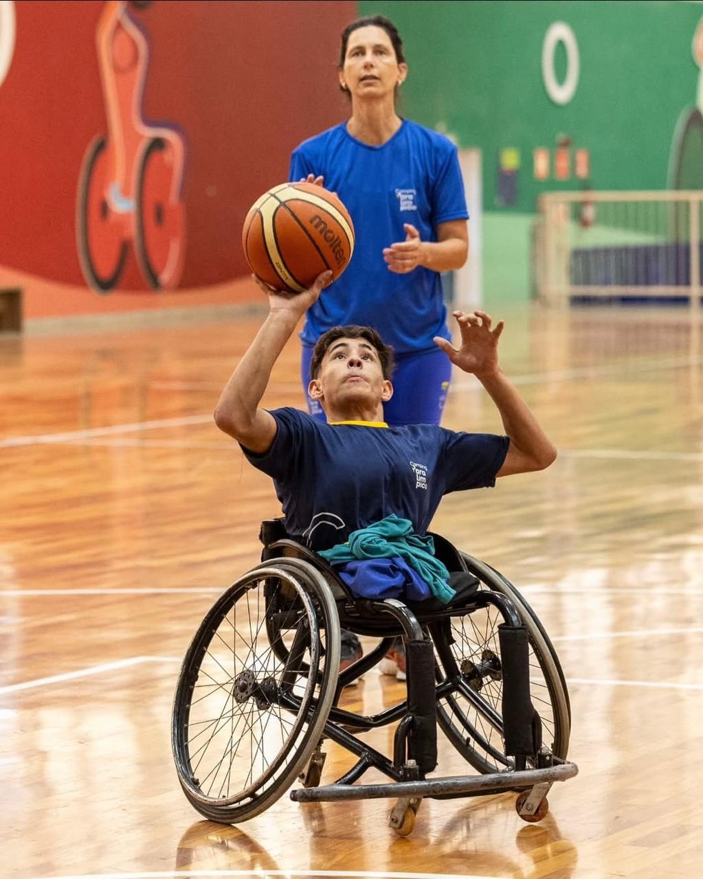 Treino de basquete em cadeira de rodas